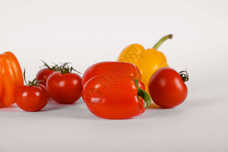 红西番茄和辣椒白图片
