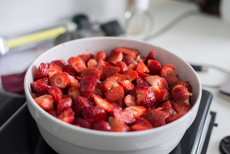 草莓切成碗图片