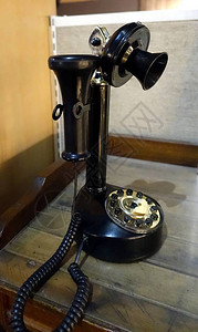 1900年代初古旧黑色电话照片1图片