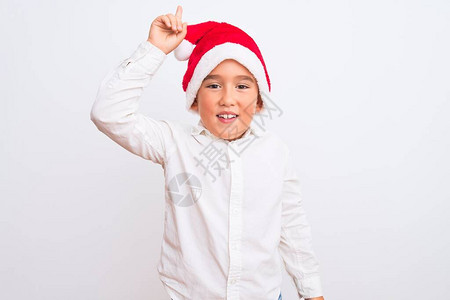 漂亮的男孩戴着圣诞老人的帽子图片