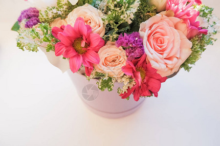 白色背景的美乃馨菊花和玫瑰的优美花束图片
