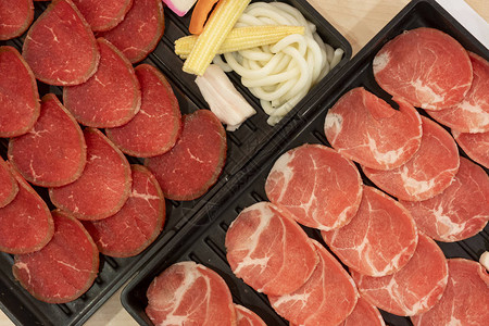 猪肉牛肉放在餐盘里的幻灯图片