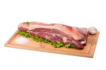 和新鲜牛肉的鲜肉在切割板图片
