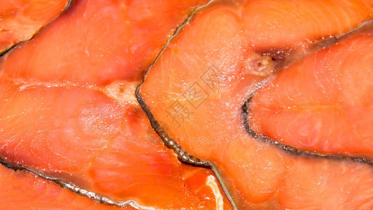 冷烟熏红鱼红鱼的背面红背景图片