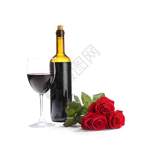 白色背景玫瑰花的玻璃和酒瓶图片
