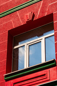 红色建筑物中的白色塑料窗一图片