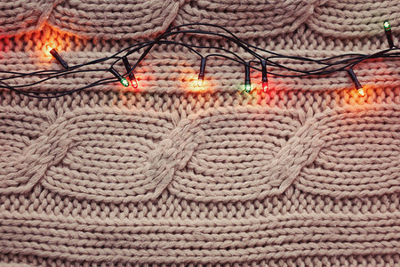 编织圣诞毛衣和彩色灯图片