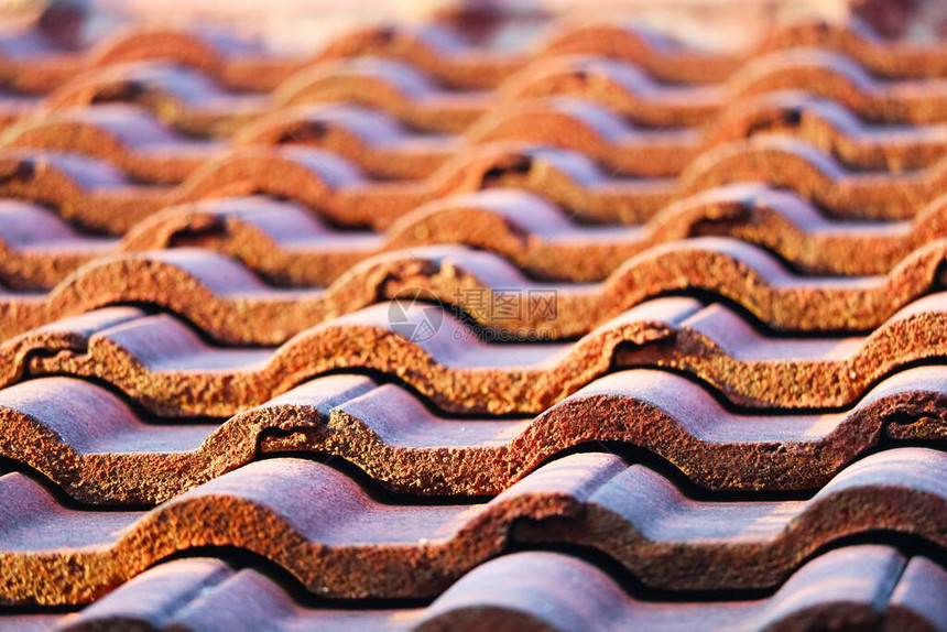 屋顶瓷砖的设计要对齐并能够堆叠成防水图片