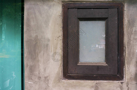 带窗户的旧水泥墙图片