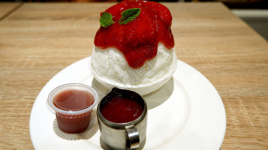 草莓芝士蛋糕冰糖和草莓酱图片