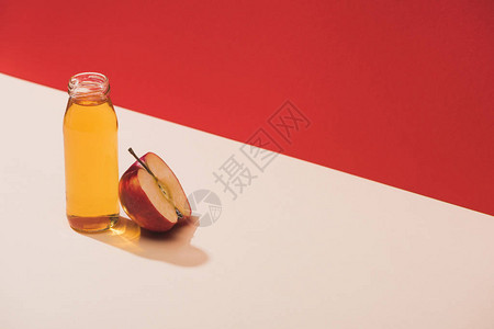 瓶装新鲜果汁靠近红图片
