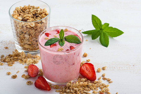 一杯健康的草莓酸奶图片