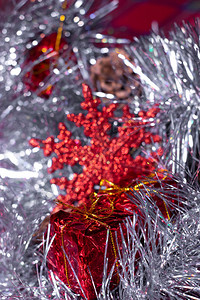 新年装饰红礼物锥形和雪花在银色的罐图片