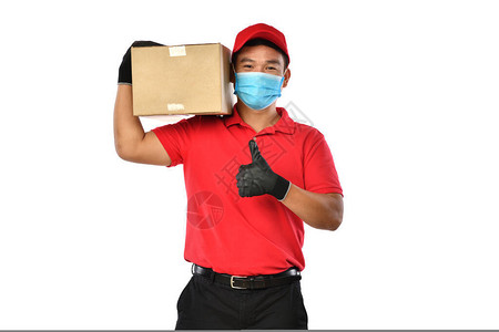 快乐的年轻亚洲送货员身穿红色制服医用面罩防护手套图片