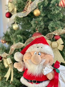 圣诞树上的柔软圣诞玩具圣诞老人图片