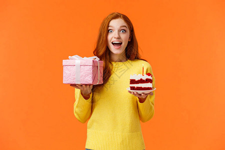 庆祝生日的惊喜快乐和有趣的红发女孩收到礼物和糖果图片