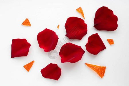 红色的玫瑰花瓣和橙色的玻璃碎片图片