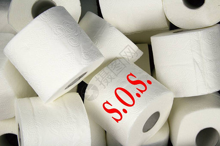 许多卷白色卫生纸日常必需品带SOS字样的卫生纸细节柔软细腻的卫生纸图片