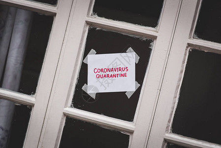 在旧房子窗户上拍摄的红色信封中的纸质SayingCoron图片