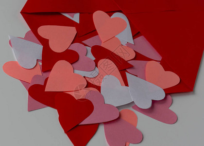 红心纸做的红包红色节日信封情人节背景图片