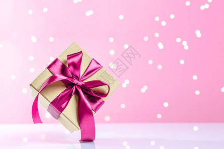 礼品盒红丝带隔离在粉红色的圣诞礼物圣诞惊喜节日的节日图片