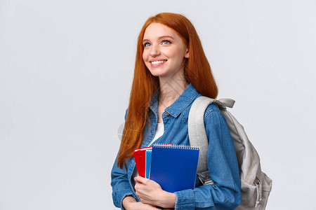 坚定好看乐观微笑的红发女学生图片