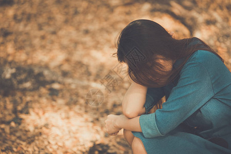 美丽的泰国女人因单相思而悲伤黑色的高清图片素材