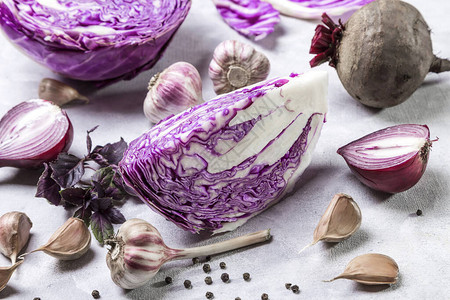 浅色背景上的紫色蔬菜图片