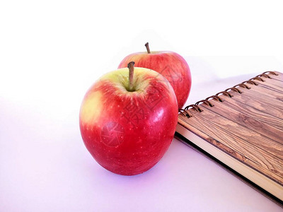 浅色背景下的苹果图片