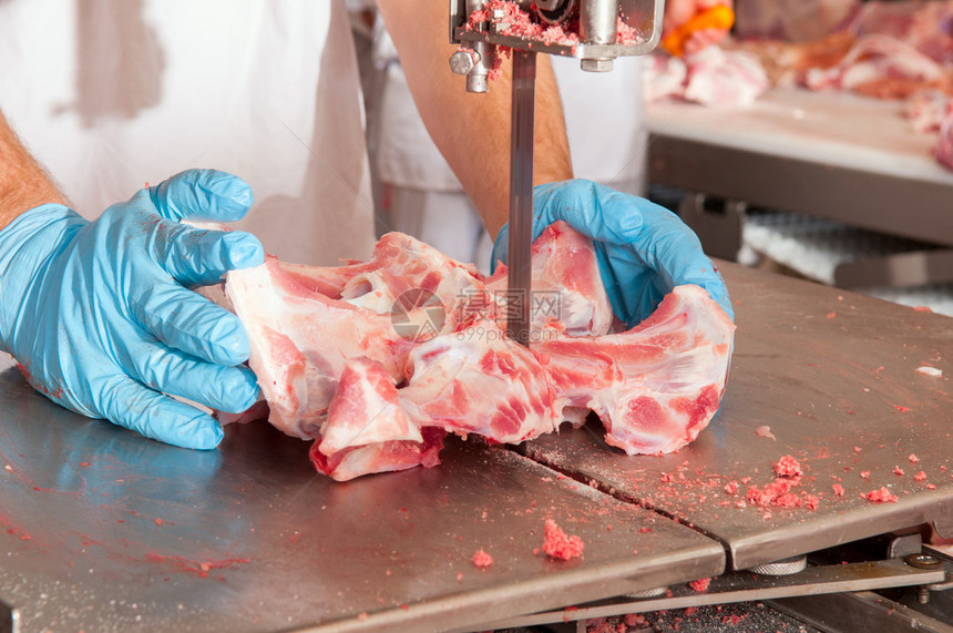 食品工业中肉类加工的特写图片