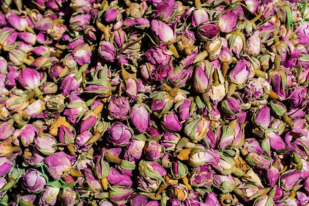 干玫瑰花蕾作为凉茶的背景图片