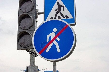 蓝色和白色警告人行道标志图片