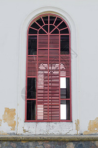 白色建筑上的红色窗口图片