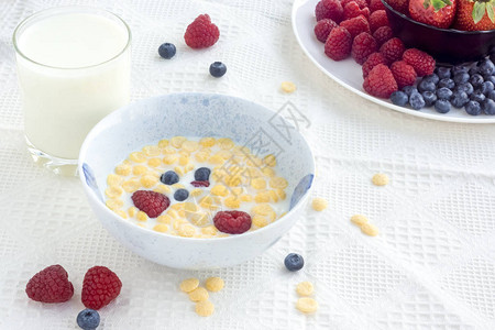 玉米片健康早餐配有蓝莓图片