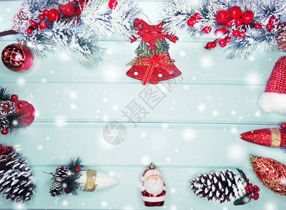 圣诞节钟声装饰有fir树枝锥和雪上带花图片