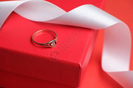 红礼盒和白丝带上的结婚图片