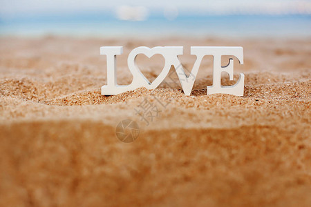 Wooden字母爱在沙滩图片