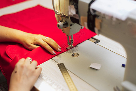 一名妇女缝制成衣厂的缝纫裁缝刺绣和织图片