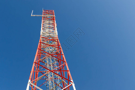 通讯大楼天线无线电塔底视图片