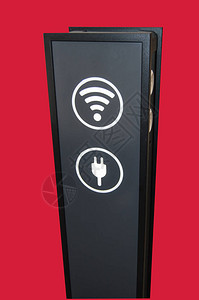 Wifi区标志在红色背景上被隔绝图片