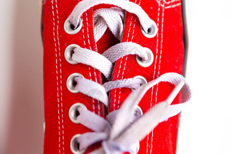 红色运动鞋图片