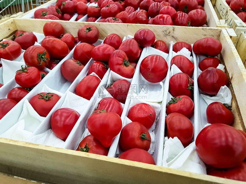 新鲜的西红柿在超市的盒子里图片