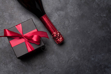 情人节贺卡礼品盒和香槟酒瓶图片