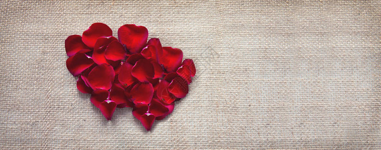 玫瑰花瓣的红心孤立了Valentine图片