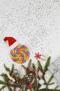 圣诞礼物多彩棒糖和Fir树枝图片