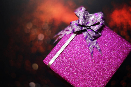 圣诞快乐快乐礼物盒在模糊的boke图片