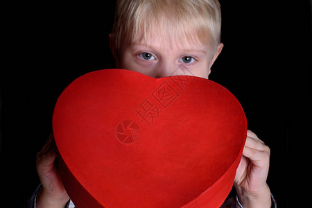 穿着红盒的金发男孩戴着黑底心脏形状的红图片