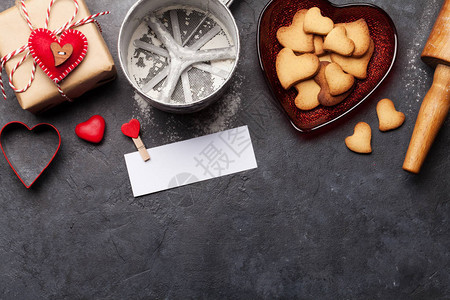 情人节礼物盒和心形的姜饼干图片