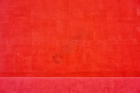 与下边界的红色石膏墙以及空背景或壁纸图片
