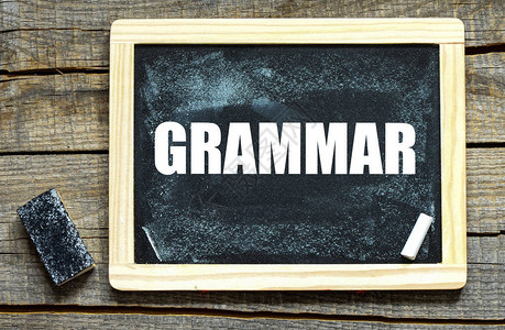 GRAMMAR用白色粉笔手写在背景图片